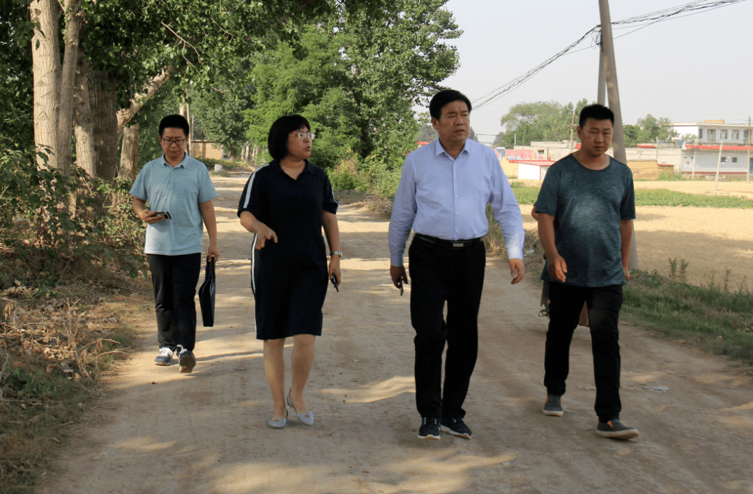 北澧新河县级河长康现芳35℃高温下徒步4公里巡河