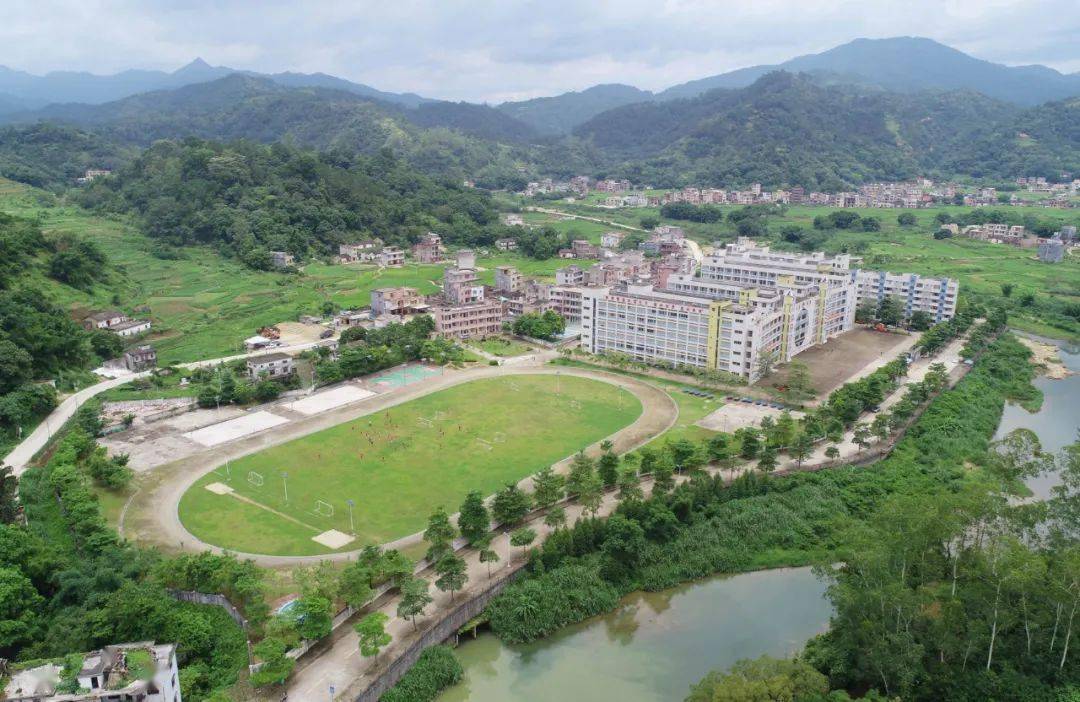 让山区每个孩子都能上学!_教育