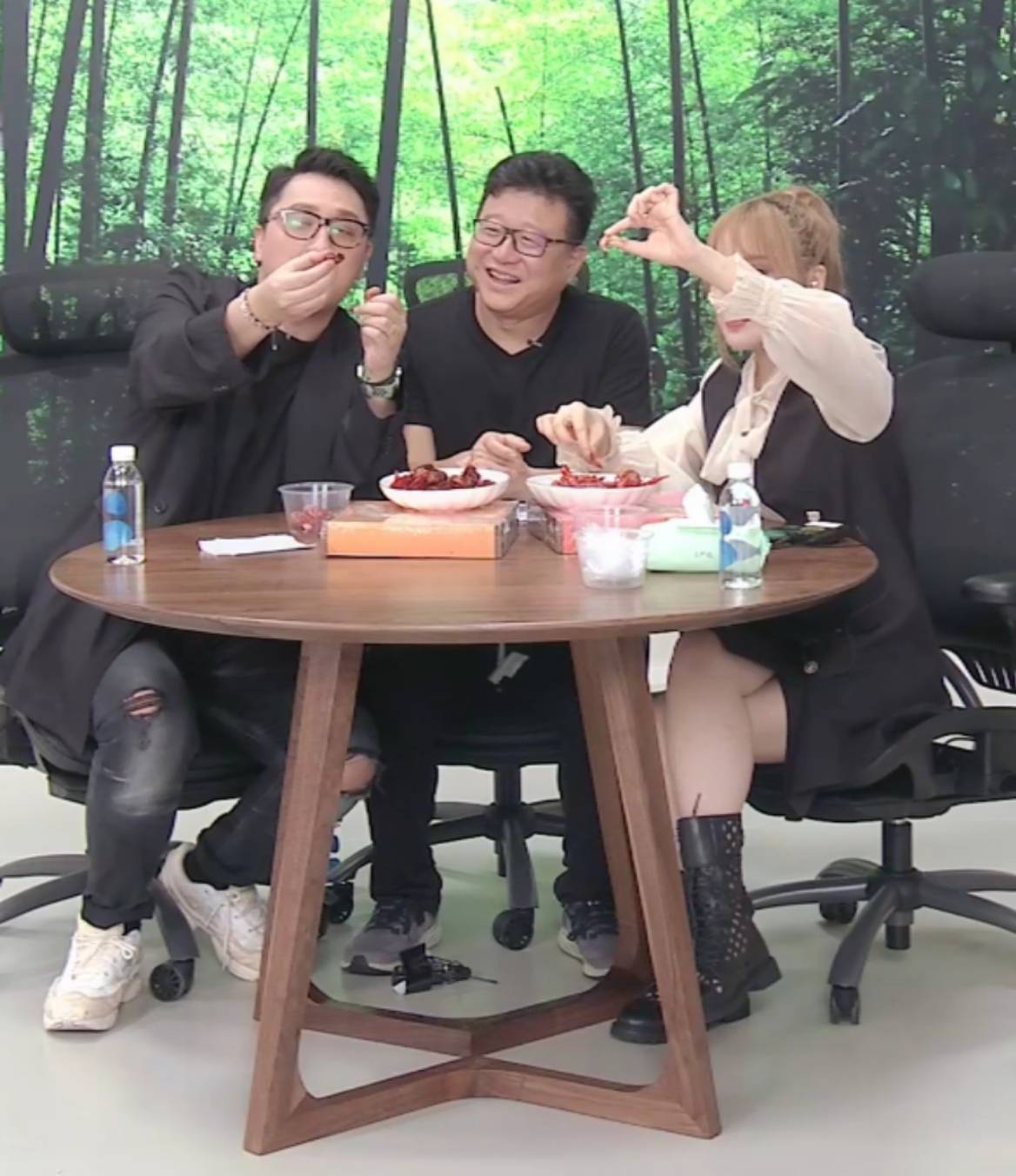 今晚首单商品是网易严选的龙虾短时间内卖掉了一万单丁磊惊呼卖得太