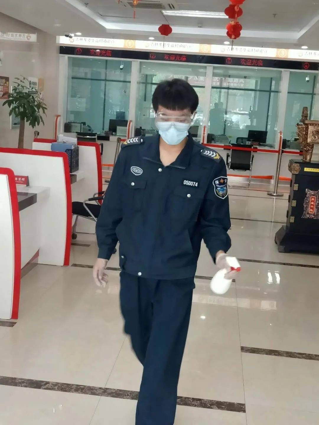 头条| 江城保安 抗疫向前:"逆行"的金融卫士们_手机搜狐网