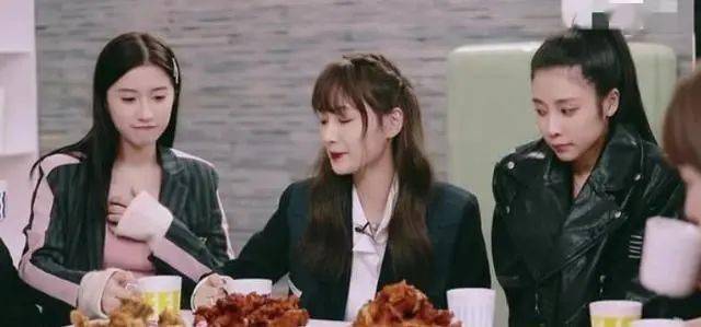 女友疑是经纪人tutu,两人深夜约会好亲昵_彭彭