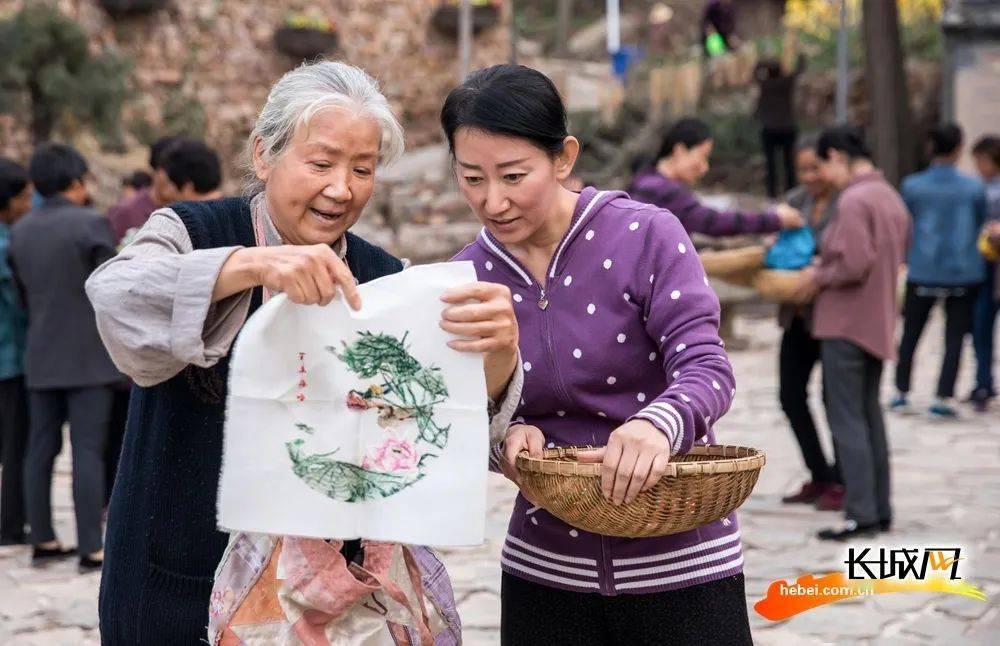 想看看村支书如何通过满绣结识叶冰,如何耿直表白,实现锦绣姻缘么?