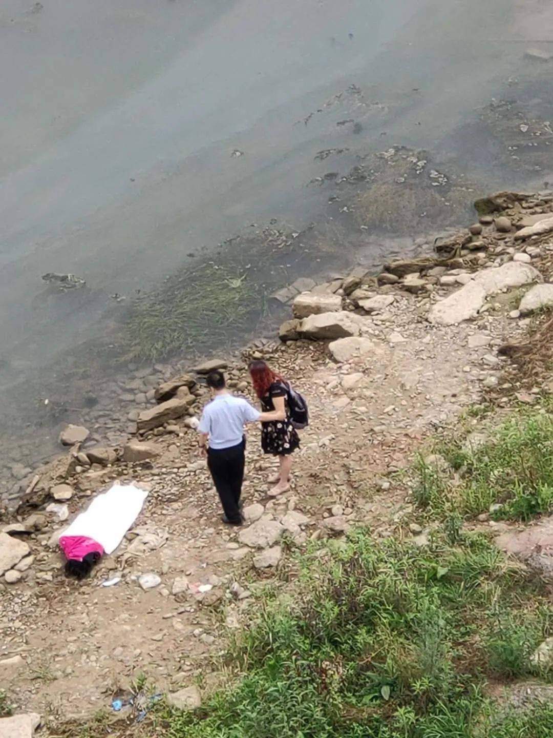 南充:突发!女子清早在四桥跳江身亡——现场视频