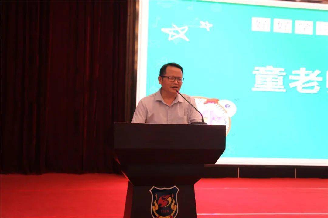 童怀多老师最后发言,他让同学们说出自己的高考理想,并和全体同学一起