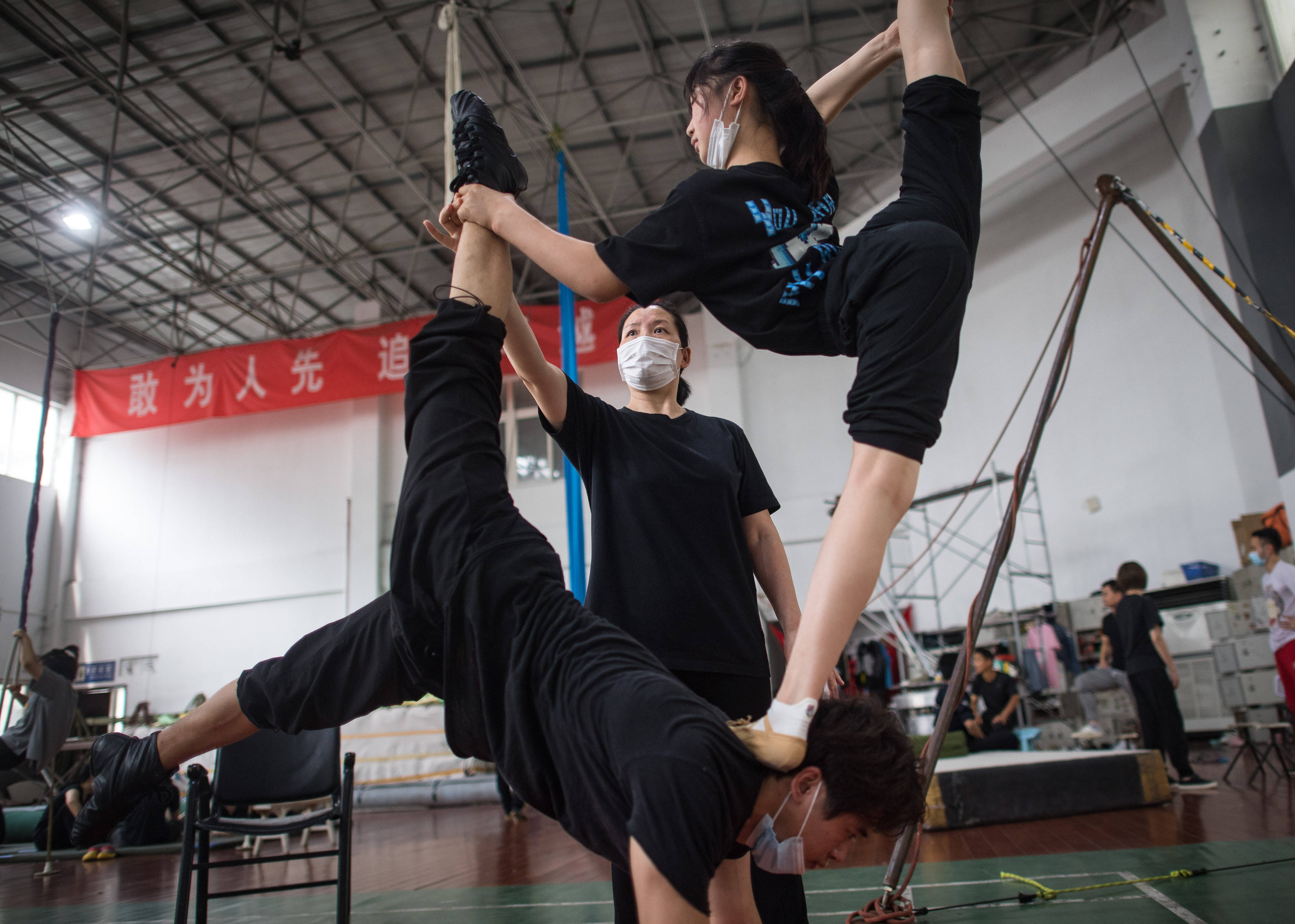 武汉:"云上"杂技