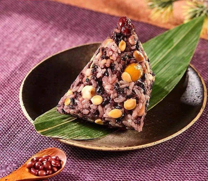 紫米八宝粽当新鲜的香菇遇上鲜嫩多汁的小鲜肉,柔软绵密的咸蛋黄与