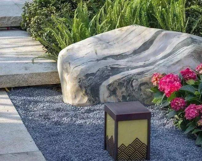 如抱角,镶隅是为了减少墙角线条平板呆滞的感觉而增加自然生动的气氛.