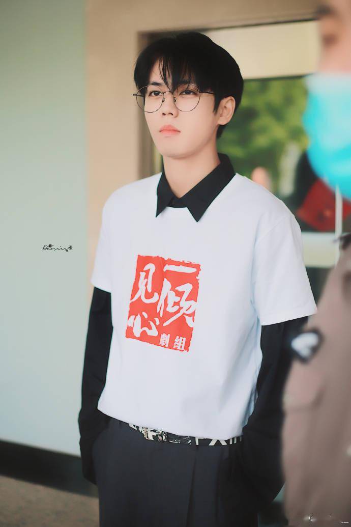 林彦俊新剧《一见倾心》今日举办开机仪式 素颜小橘身着剧组统一服装