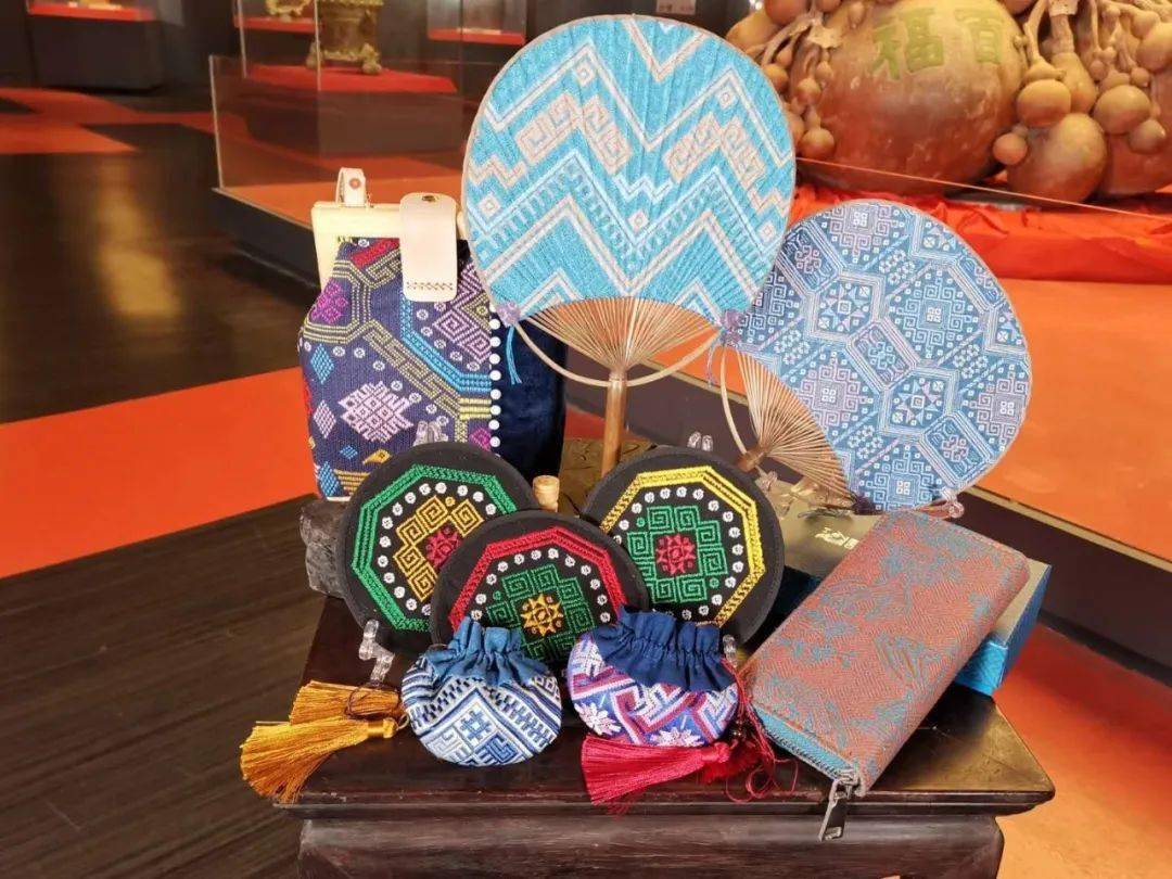 壮锦杯垫,香囊,扇子,木柄小包,钱包…… 如此丰富的非遗文创产品都是