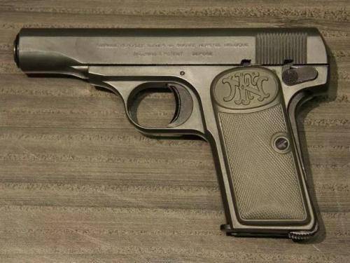 从武器装备的角度来说,余则成使用的是勃朗宁m1910手枪,这枪本身是