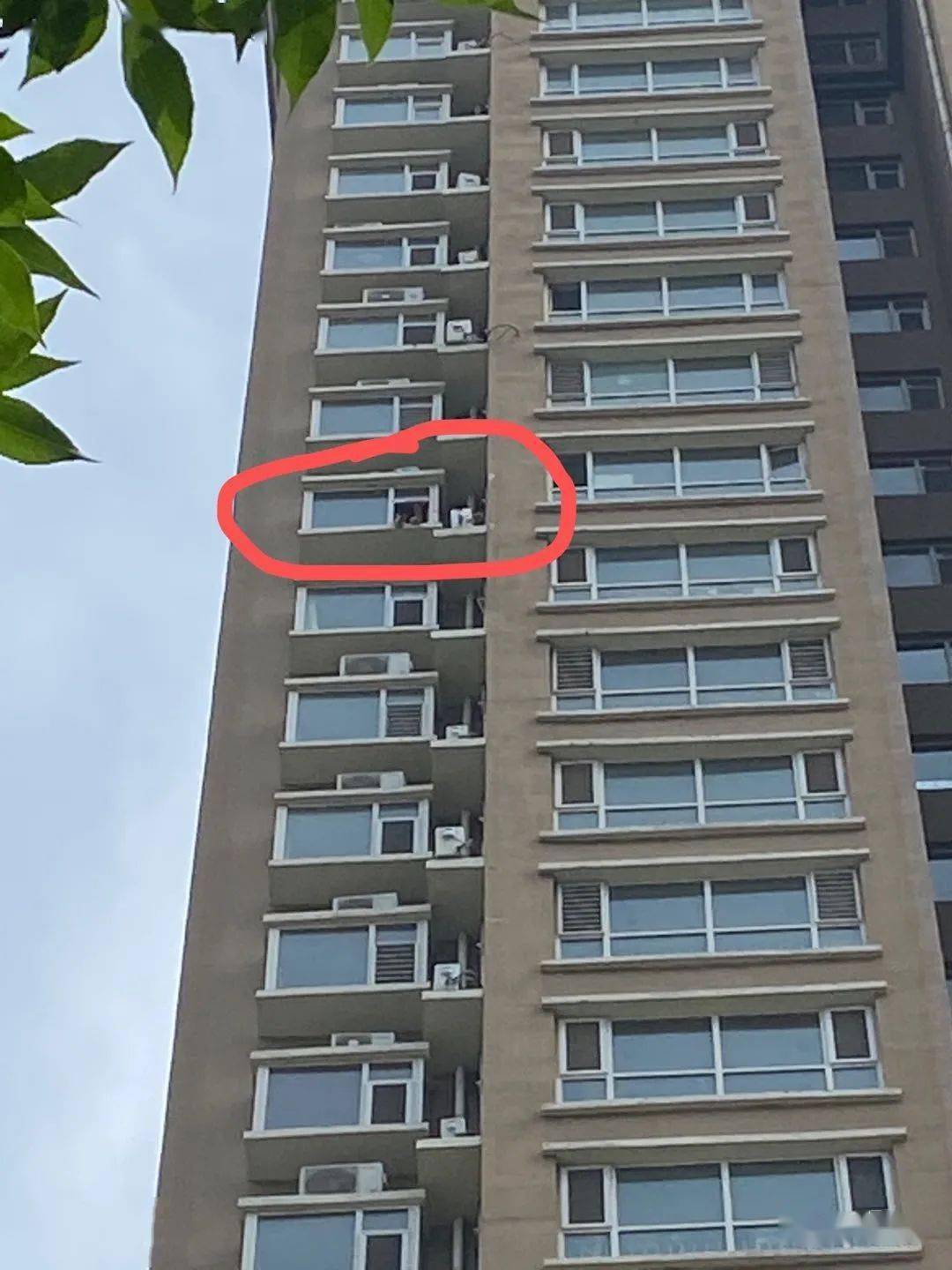 滨州黄河八路某小区,一人坐21楼窗边,腿伸出窗外……消防,公安赶到