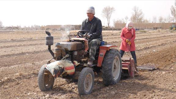 春耕进行时农村大叔开着四轮拖拉机省时效率高一天磨地20亩