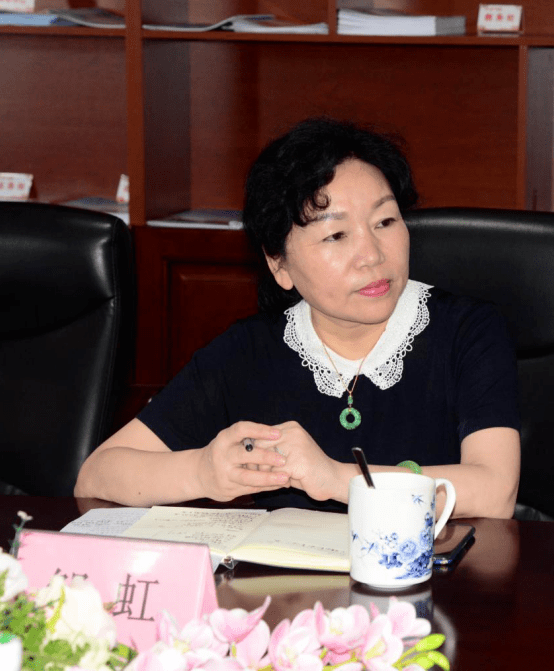 座谈会上,邹虹校长代表学校做了文明校园创建的工作汇报.