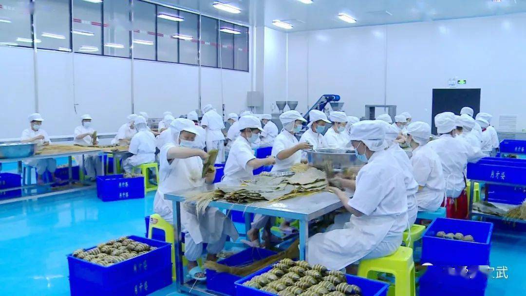 洗粽叶,炒米,切肉,包粽子,煮粽子,杀菌,清洗,装袋……同时,各种机器也