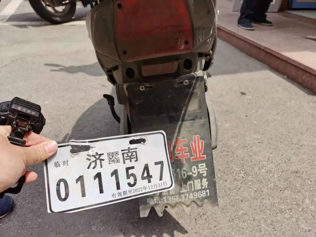 摩托车,车主是一位外卖小哥,不过,让人意外的是这辆车子上悬挂的车牌