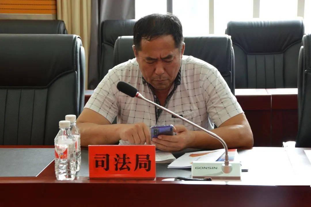 座谈会上,党组成员,副检察长杜国龙向参会代表介绍"群众来信7日内程序