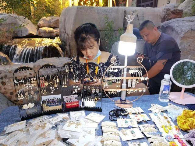 文创市集一角周六的百花洲夜市比肩接踵,热闹非凡.