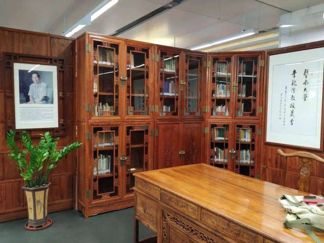 李龙潜先生藏书室(广州图书馆袁露明先生提供)
