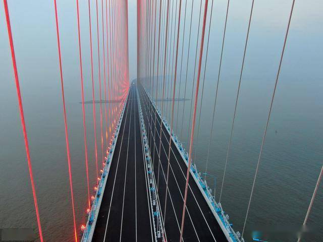 沪通长江大桥通车倒计时近日亮灯调试斜拉索五彩缤纷夜景迷人