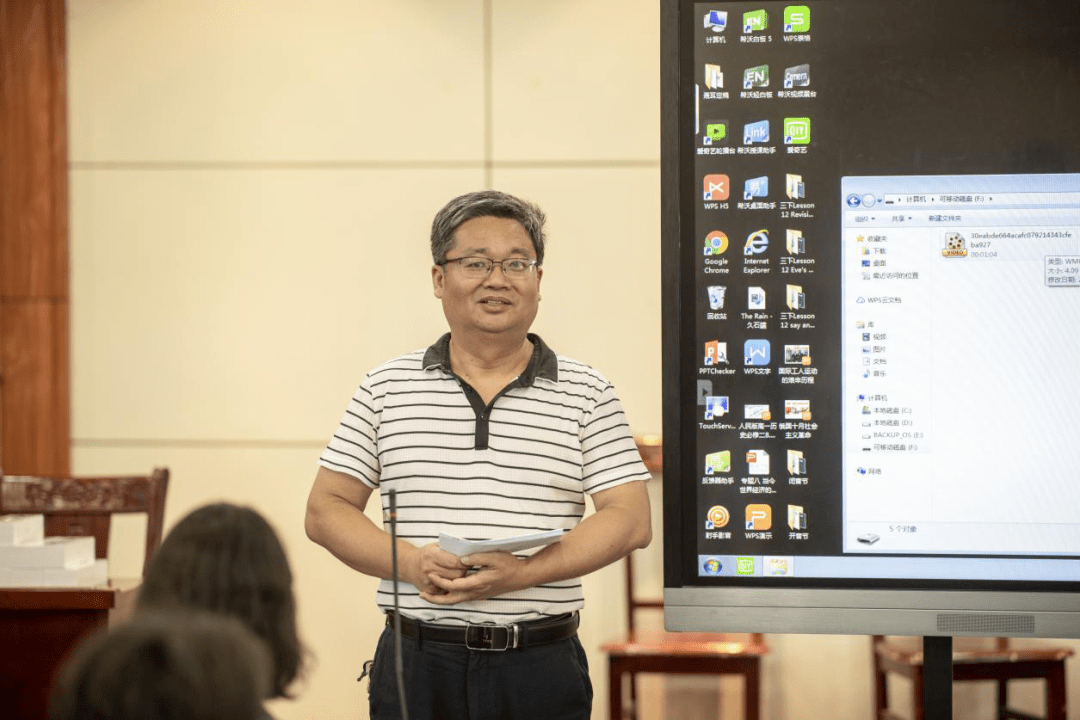 网易有道来我校捐赠有道词典笔_符国桢