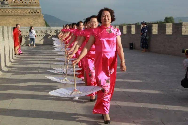 第15个非遗日逯家庄旗袍队在忻州古城开展走秀活动