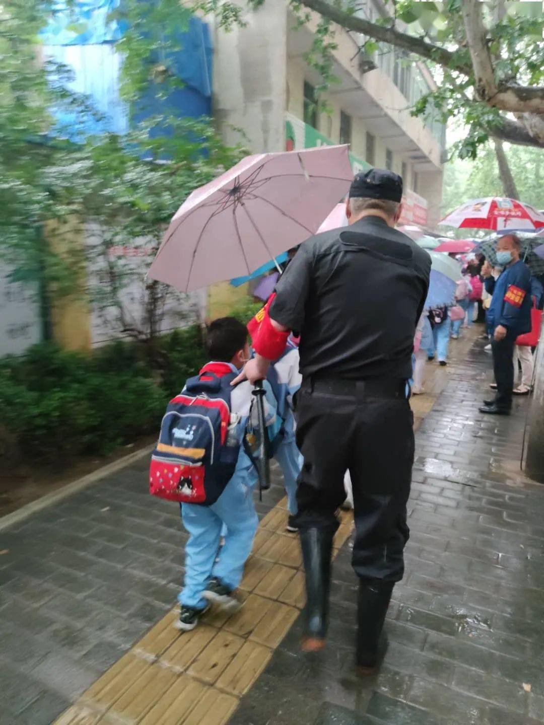 灞桥教育小小手中伞浓浓雨中情灞桥区东城二小师爱护航放学时