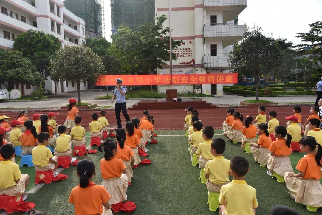 什么事桂平光明小学来了好多交警蜀黍