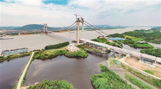 湖北棋盘洲长江公路大桥合龙