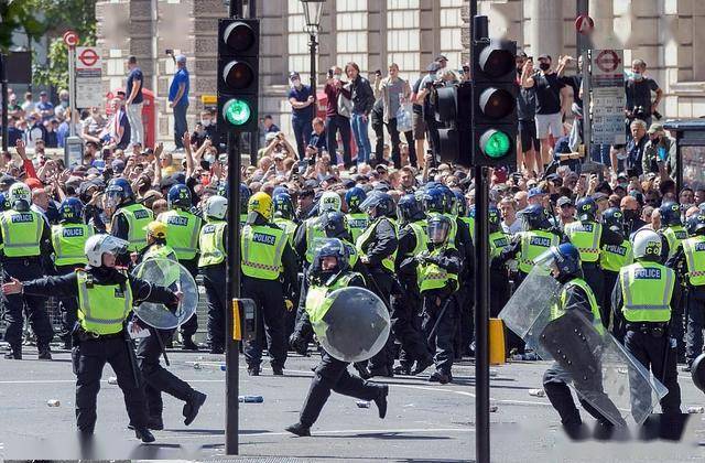 从上图可以看出,这场反种族歧视的抗议活动,在英国伦敦已演变成极右翼