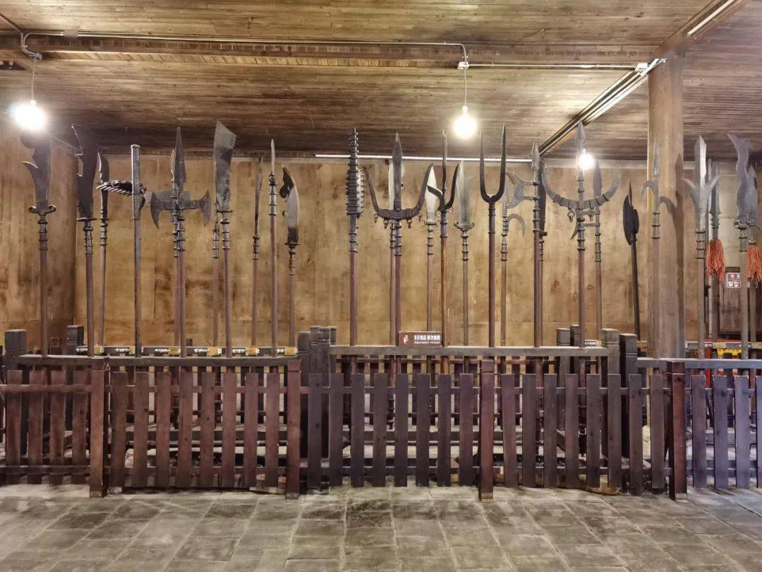 有关羽使用的青龙偃月刀,有张飞使用的丈八蛇矛,有赵云使用的龙胆亮