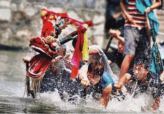 泾县的端午节除了吃好吃的粽子每年都少不了的当然就是龙舟赛了这种事