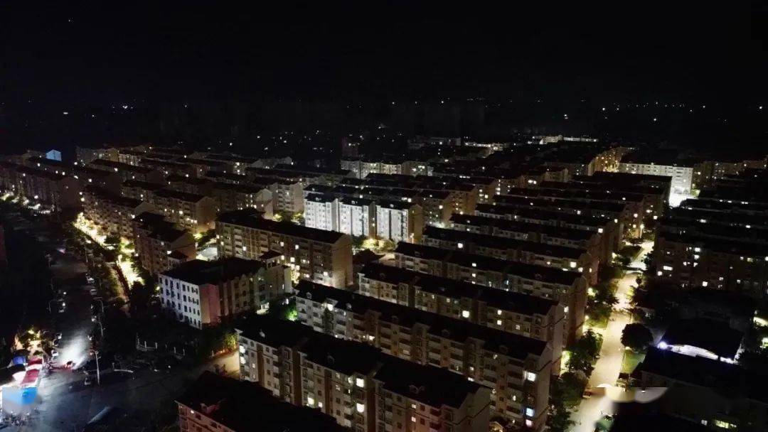 图/东海岛同城网当夜幕降临,华灯初上东简镇在夜色的笼罩下愈发迷人在