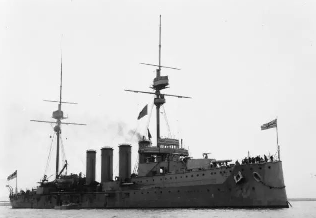 英国第一巡洋舰中队的"黑太子"号装甲巡洋舰,装配6门234毫米舰炮和10