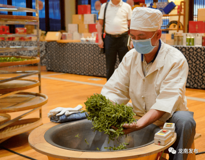 与会嘉宾体验古法榨油,制腐竹,炒茶等特色项目.