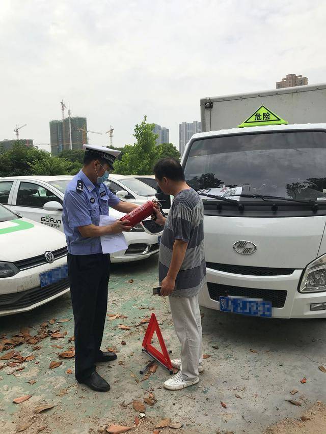 15日晚9点半,汉阳区交通大队民警在汉阳马鹦路国博大道路口附近开展