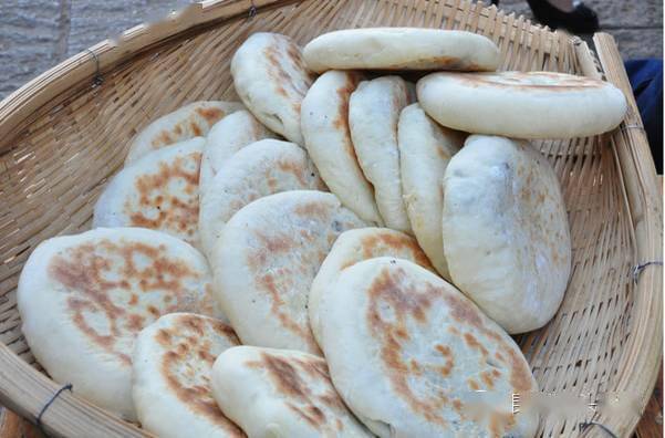 云南特有的粑粑吃法又是泼水又是火烧90的云南人都没吃过一半