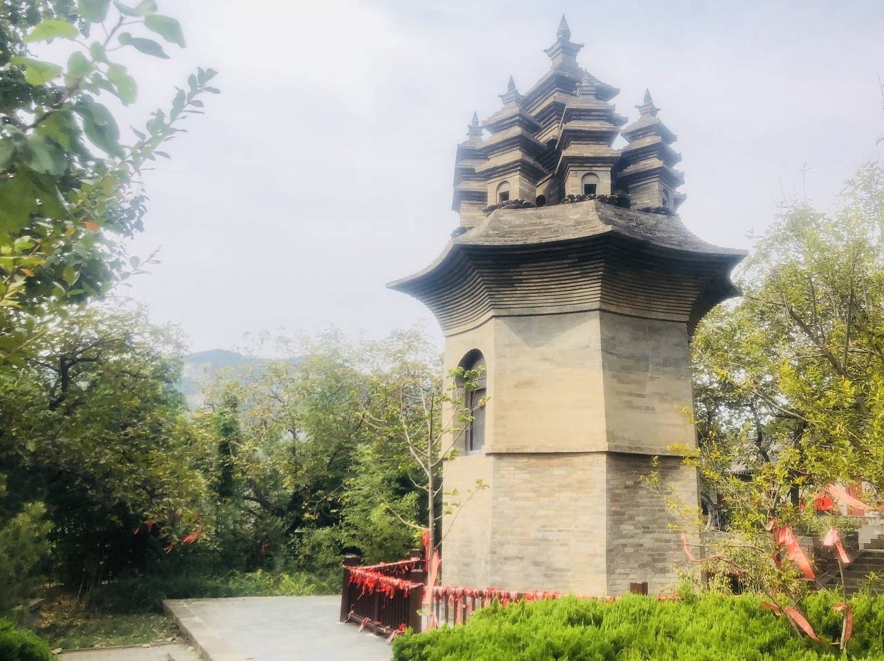 九顶塔位于山东省济南市,因其塔身雕有龙虎而得名