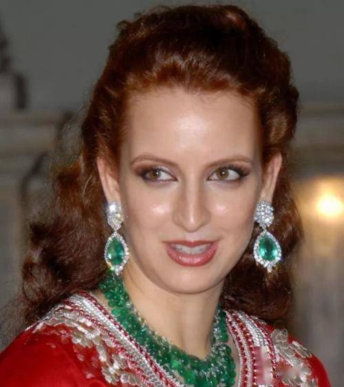 公主遗传王妃美貌,从小穿皮草戴耳环有气场_拉拉·萨尔玛