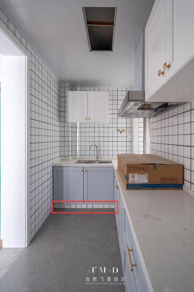橱柜踢脚板还用不锈钢?现在流行贴圈小白砖,防水挡灰,颜值能打