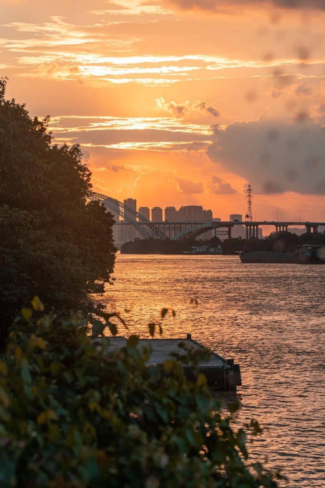 番禺這家露臺餐廳擁攬270°無敵江景,夜裡還能嘆小蠻腰