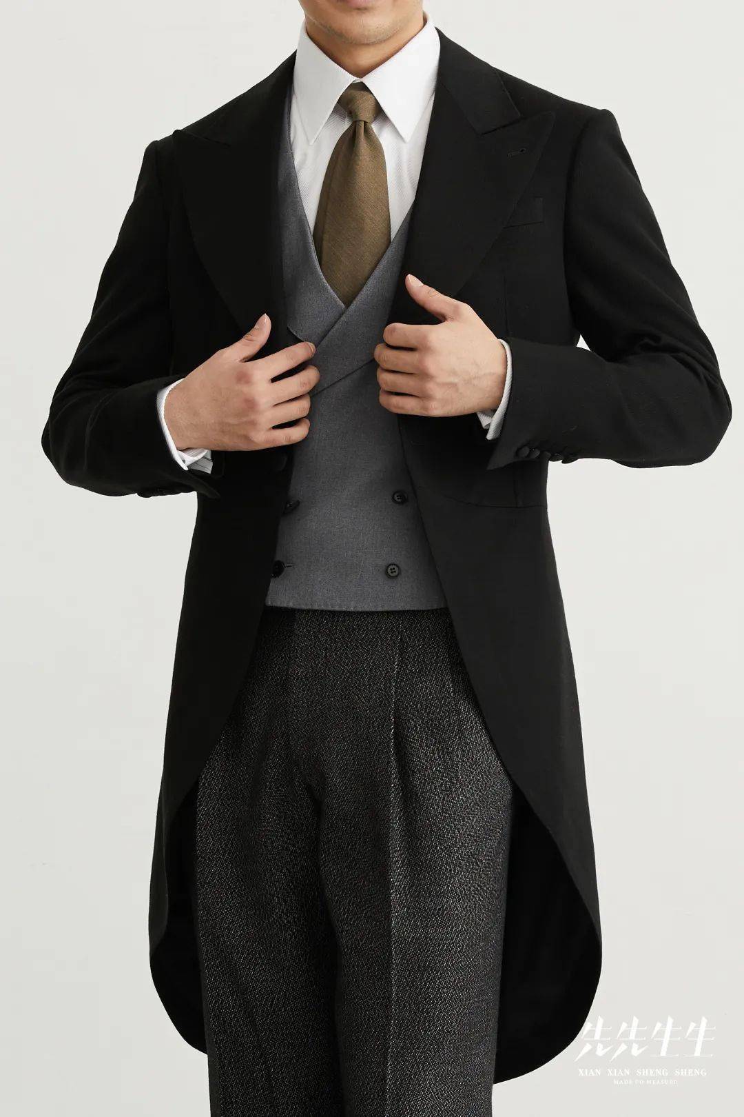 英剧《神探夏洛克》里华生婚礼上穿的就是这种晨礼服,体现的就是礼仪