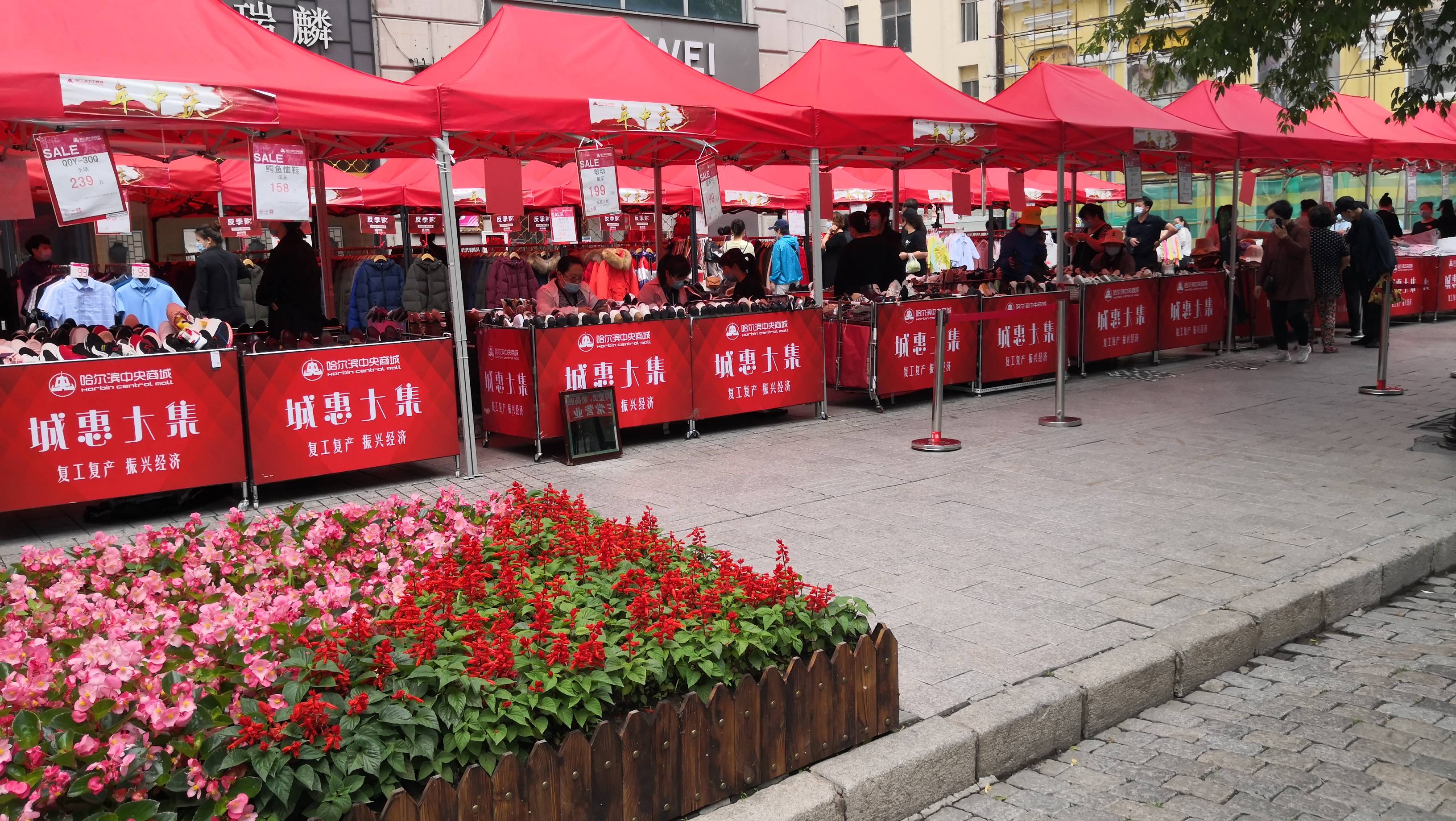 地摊经济火,大型商场也来凑热闹,网友:室外购物相对更安全些