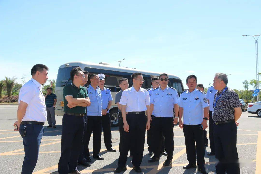 市民广场"雪亮工程"监控点▲鹰潭市第一中学雪亮视播一体设备点实地