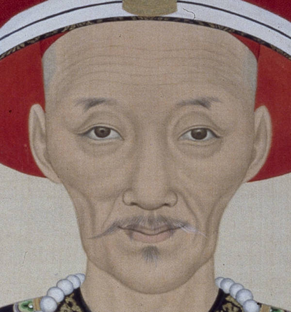 图23 故宫博物院藏《旻宁朝服像轴》(局部)图24 故宫博物院藏《载淳朝