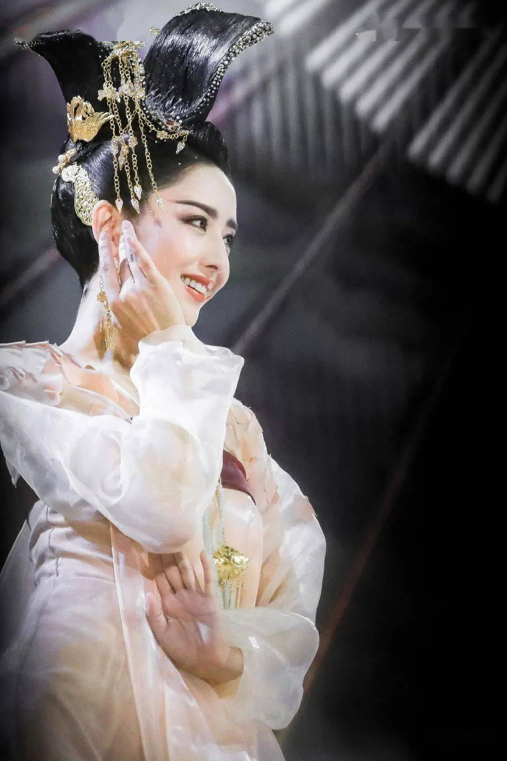 拿去做壁纸吧佟丽娅的这个惊鸿髻发型取材于唐代舞俑是由舞剧《杜甫》