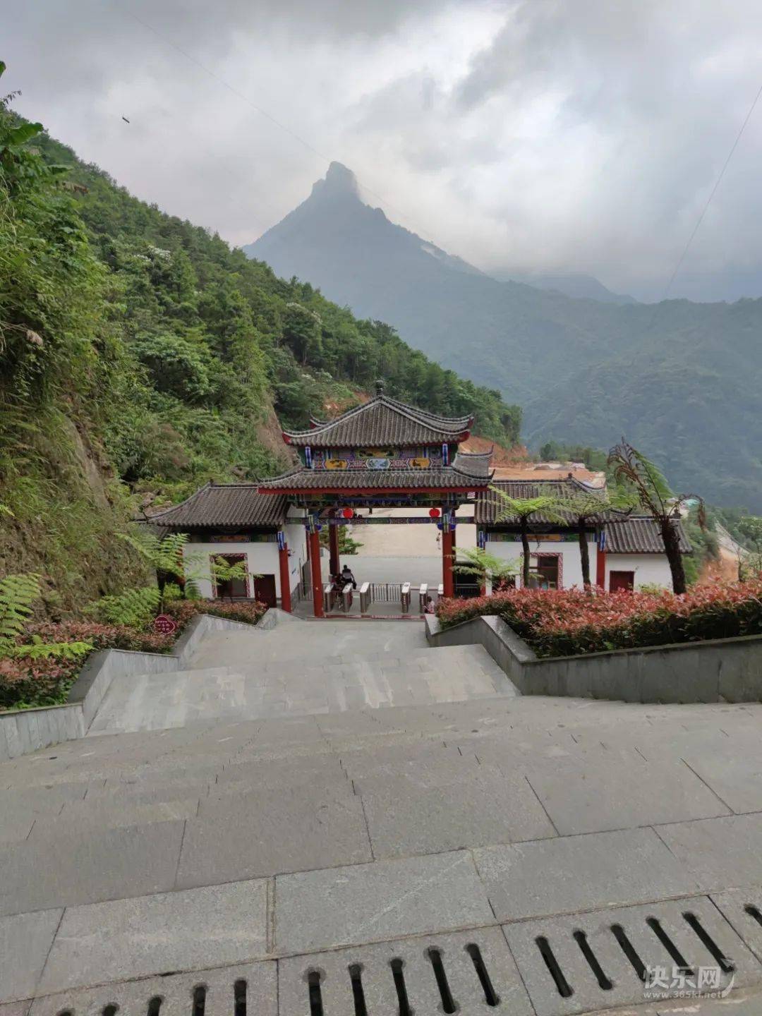 8米阿婆揽孙山,海拔1581米就是贵港市境内的最高山峰远处云雾覆盖的