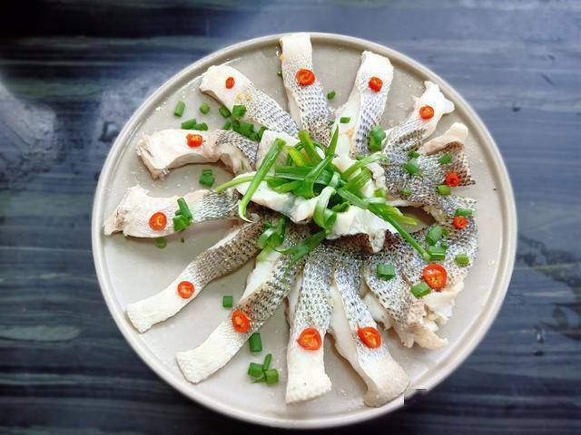 清蒸鲈鱼换个花样比开屏鱼简单比整条蒸易熟轻松光盘不浪费