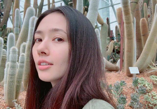 郭碧婷素颜现身街头穿宽松衣服难掩大肚子孕味十足神情显疲惫