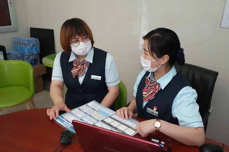 快来看这件事邮政支行的这位小姐姐做得漂亮