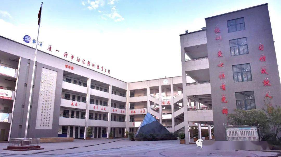 仰望可见仁人志士,古圣先贤;俯视即为典章雅文,唐诗宋词,为广大学子